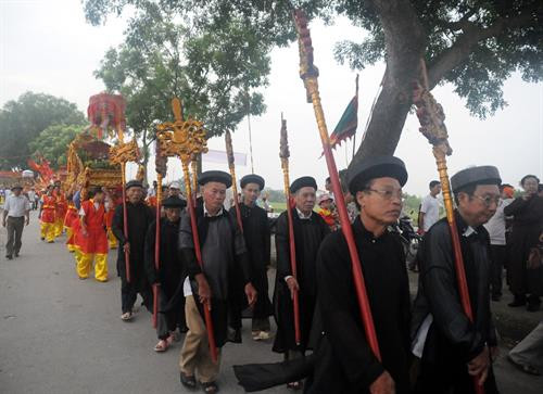 Rước kiệu về đền Đức Vua là một trong những nét đặc sắc của Lễ hội đền Đồng Bằng - di sản văn hóa phi vật thể quốc gia. Ảnh: Nguyễn Công Hải - TTXVN Rước kiệu về đền Đức Vua là một trong những nét đặc sắc của Lễ hội đền Đồng Bằng - di sản văn hóa phi vật thể quốc gia. Ảnh: Nguyễn Công Hải - TTXVN Thứ trưởng Bộ Văn hóa, Thể thao và Du lịch Đặng Thị Bích Liên trao Chứng nhận Lễ hội đền Đồng Bằng được đưa vào danh mục di sản văn hóa phi vật thể quốc gia, cho chính quyền địa phương. Ảnh: Nguyễn Công Hải - TTXVN