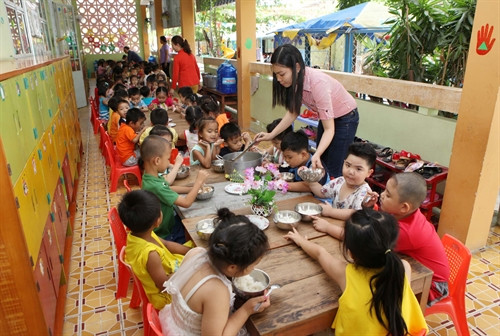 Bữa ăn trưa của trẻ 5 tuổi trường Mầm non Tuổi Thơ, thành phố Bạc Liêu. Bữa ăn trưa của trẻ 5 tuổi trường Mầm non Tuổi Thơ, thành phố Bạc Liêu.