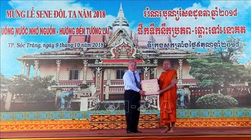Lãnh đạo Tỉnh ủy trao quà cho sư sãi chùa Som Rông dịp lễ Sen Dolta. Ảnh: Trung Hiếu-TTXVN