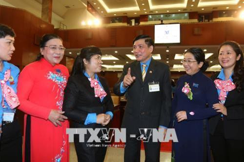 Chủ tịch Tổng Liên đoàn Lao động Việt Nam Bùi Văn Cường với các đại biểu dự đại hội. Ảnh: Thanh Vũ – TTXVN Chủ tịch Tổng Liên đoàn Lao động Việt Nam Bùi Văn Cường với các đại biểu dự đại hội. Ảnh: Thanh Vũ – TTXVN