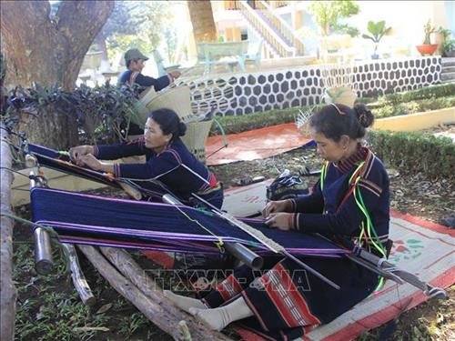 Nghệ nhân dệt thổ cẩm của tỉnh Gia Lai tại Festival. Ảnh: Hồng Điệp - TTXVN. Nghệ nhân dệt thổ cẩm của tỉnh Gia Lai tại Festival. Ảnh: Hồng Điệp - TTXVN.