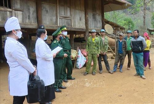 Bộ đội Biên phòng Sơn La phối hợp với cán bộ y tế địa phương tuyên truyền và hướng dẫn người dân cách phòng, chống dịch COVID-19. Ảnh: Nguyễn Cường - TTXVN. Bộ đội Biên phòng Sơn La phối hợp với cán bộ y tế địa phương tuyên truyền và hướng dẫn người dân cách phòng, chống dịch COVID-19. Ảnh: Nguyễn Cường - TTXVN.