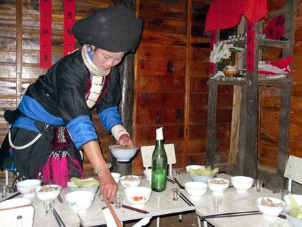 Mẹ chồng đón cô dâu từ ngoài sân và đưa cô dâu vào buồng (buồng ngủ của cô dâu chú rể là một phòng nhỏ ở trong bếp). Thầy cúng làm lễ nhập khẩu cho cô dâu. Sau khi được nhập khẩu, mẹ chồng đưa cô dâu vào bếp để cô nấu nướng cùng mọi người. Ý muốn con dâu sẽ quán xuyến việc bếp núc trong gia đình sau này. Bữa tối hôm đó sẽ do chính tay cô dâu dọn mâm để mời khách trong bản đến chúc phúc cho đôi trẻ. Các ama (mẹ, bà) cùng nâng chén chúc đôi trẻ trăm năm hạnh phúc. Mẹ chồng đón cô dâu từ ngoài sân và đưa cô dâu vào buồng (buồng ngủ của cô dâu chú rể là một phòng nhỏ ở trong bếp). Thầy cúng làm lễ nhập khẩu cho cô dâu. Sau khi được nhập khẩu, mẹ chồng đưa cô dâu vào bếp để cô nấu nướng cùng mọi người. Ý muốn con dâu sẽ quán xuyến việc bếp núc trong gia đình sau này. Bữa tối hôm đó sẽ do chính tay cô dâu dọn mâm để mời khách trong bản đến chúc phúc cho đôi trẻ. Các ama (mẹ, bà) cùng nâng chén chúc đôi trẻ trăm năm hạnh phúc.