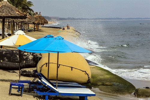 Vẻ đẹp tự nhiên vốn có của biển Cửa Đại hiện nay đã không còn nữa, thay vào đó là sự nhếch nhác, tạm bợ, mất mỹ quan bởi những bao cát lớn được xếp chồng nhau nơi chân sóng nhằm chống sự xâm lấn ngày càng mạnh mẽ của biển. Khách du lịch đến tắm biển và nghỉ dưỡng ngày càng thưa vắng. Những nhà hàng, quán ăn, khu nghỉ dưỡng trở nên đìu hiu, thưa thớt. Vẻ đẹp tự nhiên vốn có của biển Cửa Đại hiện nay đã không còn nữa, thay vào đó là sự nhếch nhác, tạm bợ, mất mỹ quan bởi những bao cát lớn được xếp chồng nhau nơi chân sóng nhằm chống sự xâm lấn ngày càng mạnh mẽ của biển. Khách du lịch đến tắm biển và nghỉ dưỡng ngày càng thưa vắng. Những nhà hàng, quán ăn, khu nghỉ dưỡng trở nên đìu hiu, thưa thớt.