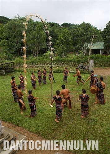 Nhảy múa, vui chơi quanh cây nêu trước ngôi nhà mới Ảnh: Hồ Cầu