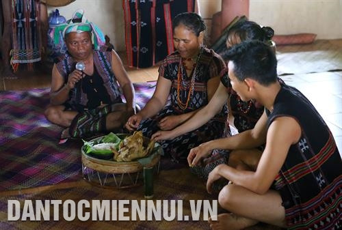 Lễ cầu phúc, tạo lửa cho nhà mới. Ảnh: Hồ Cầu Lễ vật gồm: dê, lợn, gà trống, xôi, cá… được đặt trên mâm để cúng Giàng trời, Giàng nhà cửa và tổ tiên. Ảnh: Hồ Cầu Mọi người cùng múa hát trong ngôi nhà mới như là những lời chúc phúc cho gia chủ gặp nhiều may mắn. Ảnh: Hồ Cầu Kết thúc buổi lễ, người Tà Ôi tập trung ăn uống.... Ảnh: Hồ Cầu