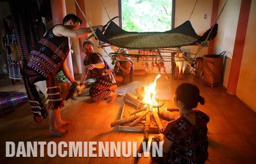 Lễ cầu phúc, tạo lửa cho nhà mới. Ảnh: Hồ Cầu Lễ vật gồm: dê, lợn, gà trống, xôi, cá… được đặt trên mâm để cúng Giàng trời, Giàng nhà cửa và tổ tiên. Ảnh: Hồ Cầu Mọi người cùng múa hát trong ngôi nhà mới như là những lời chúc phúc cho gia chủ gặp nhiều may mắn. Ảnh: Hồ Cầu Kết thúc buổi lễ, người Tà Ôi tập trung ăn uống.... Ảnh: Hồ Cầu