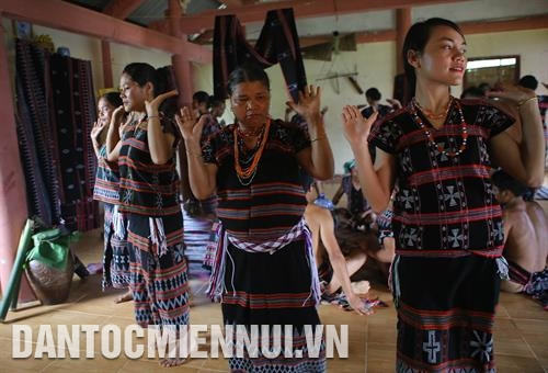 Lễ cầu phúc, tạo lửa cho nhà mới. Ảnh: Hồ Cầu Lễ vật gồm: dê, lợn, gà trống, xôi, cá… được đặt trên mâm để cúng Giàng trời, Giàng nhà cửa và tổ tiên. Ảnh: Hồ Cầu Mọi người cùng múa hát trong ngôi nhà mới như là những lời chúc phúc cho gia chủ gặp nhiều may mắn. Ảnh: Hồ Cầu Kết thúc buổi lễ, người Tà Ôi tập trung ăn uống.... Ảnh: Hồ Cầu