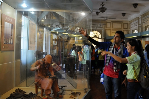 Đoàn đại biểu thanh niên 10 quốc gia Đông Nam Á - Nhật Bản tham quan Bảo tàng TP Hồ Chí Minh. . Ảnh: An Hiếu- TTXVN