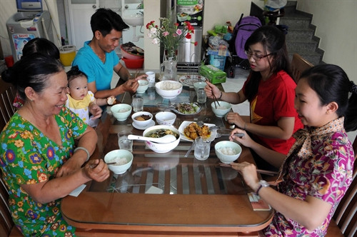 Trong chương trình Homestay (ở nhà dân). hai bạn trẻ của Tàu Thanh niên Đông Nam Á và Nhật Bản cùng thưởng thức bữa cơm gia đình với những món ăn đặc trưng của người Việt. Ảnh: An Hiếu- TTXVN