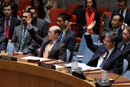 Đại diện các nước thành viên Hội đồng Bảo an LHQ biểu quyết tại phiên họp của Hội đồng Bảo an LHQ ở New York (Mỹ) ngày 20/11. THX/ TTXVN