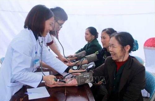 Bác sĩ Bệnh viện Đa khoa tỉnh Vĩnh Phúc chăm sóc sức khỏe cho người cao tuổi. Ảnh: Nguyễn Thảo – TTXVN