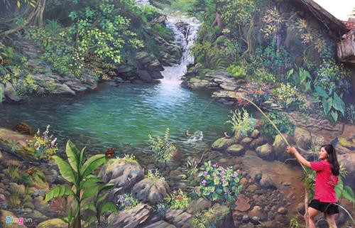 Bản làng thanh bình ở thôn Thọ An, xã Bình An, huyện Bình Sơn (Quảng Ngãi), nơi có làng bích họa độc đáo giữa rừng núi hoang sơ. Nhằm tạo điểm nhấn phát triển du lịch, góp phần cải thiện cuộc sống người dân, huyện Bình Sơn mời nhóm họa sĩ về đi thực địa lấy cảm hứng sáng tác tranh 3D phát sáng ca ngợi tình yêu thiên nhiên, vẻ đẹp truyền thống của đồng bào Cor ở xã Bình An. Bức tranh 3D phát sáng tái hiện không gian hoang sơ thác Tuyền Tung trên bức tường nhà văn hóa thôn Thọ An. Voọc chà vá chân nâu, loài linh trưởng quý hiếm cùng sóc, chim, bướm muôn màu tạo nên bức tranh sống động ở bản làng Bình An. Hoa văn tinh xảo, màu sắc tuyệt đẹp trên cây nêu trong ngày Tết ngã rạ (mừng lúa mới) ở xã Bình An. "Chúng tôi về đây đi khảo sát các dòng suối, ngọn thác, cỏ hoa, chim thú...giữa núi rừng. Anh em ăn ở với dân làng nhiều ngày để lấy cảm hứng vẽ tranh 3D phát sáng tái hiện khung cảnh thiên nhiên hoang sơ và nét đẹp văn hóa truyền thống của đồng bào Cor nơi đây", ông Nguyễn Thanh Tuyên, Trưởng nhóm họa sĩ cho biết. Theo các họa sĩ, dù vùng đất Bình An còn nhiều nghèo khó nhưng đồng bào Cor luôn trân trọng gìn giữ giá trị văn hóa truyền thống, ý thức bảo tồn thiên nhiên núi rừng hoang sơ cho đời sau. Trong ảnh: Phụ nữ Cor gói bánh đót mừng ngày Tết ngã rạ. Ông Tuyên cho rằng, sinh hoạt, giao lưu múa cồng chiêng cùng đồng bào Cor, nhóm họa sĩ đã có nhiều cung bậc cảm xúc đặc biệt về tấm lòng nồng hậu, mộc mạc của dân làng Thọ An. "Đây là chất xúc tác tuyệt vời để chúng tôi hoàn thành những bức tranh thiên nhiên, hồn người sâu lắng giữa núi rừng này", nam họa sĩ tâm sự. Đồng bào dân tộc Cor trong trang phục truyền thống biểu diễn cồng chiêng giữa núi rừng được tái hiện sinh động trên tranh 3D phát sáng ở Thọ An. Các họa sĩ đang hoàn thành bức tranh về khu vườn hoa mai anh đào trên tường nhà dân. Cánh đồng hoa oải hương - Lavender, một trong những loại hoa rất nổi tiếng trên thế giới, đặc biệt là những cánh đồng hoa ở Pháp. Sắc hoa oải hương tím thể hiện tình yêu chung thủy được giới trẻ Việt Nam ưa thích được vẽ trên tường nhà dân nơi đây. Cánh đồng hoa cải nhuộm vàng trên thảo nguyên được tái hiện sống động trên tường nhà dân ở Bình An. Họa sĩ Đỗ Thị Hồng Liên (ngụ TP.HCM), chia sẻ những bức tranh tập trung vào chủ đề cảnh đẹp hoang sơ, hoang dã nơi đây. "Chúng tôi đi khảo sát, ghi lại hình ảnh thực tế 100% trên núi rừng để chuyển tải vào tranh. Nhóm họa sĩ hy vọng những bức tranh 3D phát sáng giới thiệu về phong cảnh thiên nhiên, nét đẹp văn hóa truyền thống của vùng đất này đến với du khách gần, xa ", chị Liên thổ lộ. Những đứa trẻ hồn nhiên bên bức họa 3D phát sáng. Trao đổi với Zing.vn, ông Lý Thọ, Phó chủ tịch UBND huyện Bình Sơn, cho biết địa phương mong muốn mở ra cầu nối đưa du khách đến vùng đất nổi tiếng Thọ An. Do vậy, huyện đã mời nhóm họa sĩ về đây đi khảo sát, tái hiện khung cảnh thiên nhiên hoang sơ, núi rừng lên tranh tạo thêm sản phẩm du lịch. Bức tranh câu cá bên suối Lò To ở thôn Thọ An, xã Bình An. "Địa phương cũng đã lập kế hoạch trồng các loài hoa mai anh đào, phượng tím...; đồng thời phục dựng lại nhà dài (nhà sàn đặc trưng đồng bào Cor), không gian văn hóa cồng chiêng kết nối với tour trải nghiệm tắm suối, thác thúc đẩy phát triển du lịch góp phần cải thiện thu nhập cho người dân nơi đây", ông Thọ nói. Bản làng thanh bình ở thôn Thọ An, xã Bình An, huyện Bình Sơn (Quảng Ngãi), nơi có làng bích họa độc đáo giữa rừng núi hoang sơ. Nhằm tạo điểm nhấn phát triển du lịch, góp phần cải thiện cuộc sống người dân, huyện Bình Sơn mời nhóm họa sĩ về đi thực địa lấy cảm hứng sáng tác tranh 3D phát sáng ca ngợi tình yêu thiên nhiên, vẻ đẹp truyền thống của đồng bào Cor ở xã Bình An. Bức tranh 3D phát sáng tái hiện không gian hoang sơ thác Tuyền Tung trên bức tường nhà văn hóa thôn Thọ An. Voọc chà vá chân nâu, loài linh trưởng quý hiếm cùng sóc, chim, bướm muôn màu tạo nên bức tranh sống động ở bản làng Bình An. Hoa văn tinh xảo, màu sắc tuyệt đẹp trên cây nêu trong ngày Tết ngã rạ (mừng lúa mới) ở xã Bình An. "Chúng tôi về đây đi khảo sát các dòng suối, ngọn thác, cỏ hoa, chim thú...giữa núi rừng. Anh em ăn ở với dân làng nhiều ngày để lấy cảm hứng vẽ tranh 3D phát sáng tái hiện khung cảnh thiên nhiên hoang sơ và nét đẹp văn hóa truyền thống của đồng bào Cor nơi đây", ông Nguyễn Thanh Tuyên, Trưởng nhóm họa sĩ cho biết. Theo các họa sĩ, dù vùng đất Bình An còn nhiều nghèo khó nhưng đồng bào Cor luôn trân trọng gìn giữ giá trị văn hóa truyền thống, ý thức bảo tồn thiên nhiên núi rừng hoang sơ cho đời sau. Trong ảnh: Phụ nữ Cor gói bánh đót mừng ngày Tết ngã rạ. Ông Tuyên cho rằng, sinh hoạt, giao lưu múa cồng chiêng cùng đồng bào Cor, nhóm họa sĩ đã có nhiều cung bậc cảm xúc đặc biệt về tấm lòng nồng hậu, mộc mạc của dân làng Thọ An. "Đây là chất xúc tác tuyệt vời để chúng tôi hoàn thành những bức tranh thiên nhiên, hồn người sâu lắng giữa núi rừng này", nam họa sĩ tâm sự. Đồng bào dân tộc Cor trong trang phục truyền thống biểu diễn cồng chiêng giữa núi rừng được tái hiện sinh động trên tranh 3D phát sáng ở Thọ An. Các họa sĩ đang hoàn thành bức tranh về khu vườn hoa mai anh đào trên tường nhà dân. Cánh đồng hoa oải hương - Lavender, một trong những loại hoa rất nổi tiếng trên thế giới, đặc biệt là những cánh đồng hoa ở Pháp. Sắc hoa oải hương tím thể hiện tình yêu chung thủy được giới trẻ Việt Nam ưa thích được vẽ trên tường nhà dân nơi đây. Cánh đồng hoa cải nhuộm vàng trên thảo nguyên được tái hiện sống động trên tường nhà dân ở Bình An. Họa sĩ Đỗ Thị Hồng Liên (ngụ TP.HCM), chia sẻ những bức tranh tập trung vào chủ đề cảnh đẹp hoang sơ, hoang dã nơi đây. "Chúng tôi đi khảo sát, ghi lại hình ảnh thực tế 100% trên núi rừng để chuyển tải vào tranh. Nhóm họa sĩ hy vọng những bức tranh 3D phát sáng giới thiệu về phong cảnh thiên nhiên, nét đẹp văn hóa truyền thống của vùng đất này đến với du khách gần, xa ", chị Liên thổ lộ. Những đứa trẻ hồn nhiên bên bức họa 3D phát sáng. Trao đổi với Zing.vn, ông Lý Thọ, Phó chủ tịch UBND huyện Bình Sơn, cho biết địa phương mong muốn mở ra cầu nối đưa du khách đến vùng đất nổi tiếng Thọ An. Do vậy, huyện đã mời nhóm họa sĩ về đây đi khảo sát, tái hiện khung cảnh thiên nhiên hoang sơ, núi rừng lên tranh tạo thêm sản phẩm du lịch. Bức tranh câu cá bên suối Lò To ở thôn Thọ An, xã Bình An. "Địa phương cũng đã lập kế hoạch trồng các loài hoa mai anh đào, phượng tím...; đồng thời phục dựng lại nhà dài (nhà sàn đặc trưng đồng bào Cor), không gian văn hóa cồng chiêng kết nối với tour trải nghiệm tắm suối, thác thúc đẩy phát triển du lịch góp phần cải thiện thu nhập cho người dân nơi đây", ông Thọ nói.