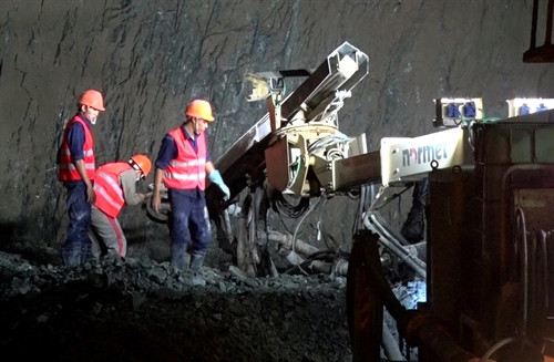 Công nhân Công ty Cổ phần Đầu tư Hải Thạch đang khoan hầm Cù Mông. Ảnh: Thế Lập – TTXVN. Công nhân Công ty Cổ phần Đầu tư Hải Thạch đang khoan hầm Cù Mông. Ảnh: Thế Lập – TTXVN.