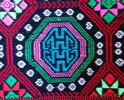 Hoa văn trên sản phẩm dệt thổ cẩm của người Tày Cao Bằng chủ yếu là các loại hoa đào, mận, lê và các loại chim, thú… tạo nên nét riêng biệt độc đáo. Ảnh: Quốc Đạt - TTXVN