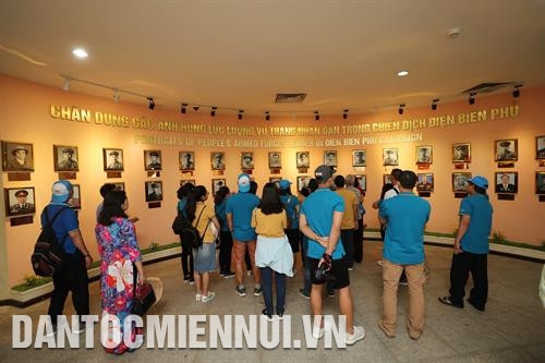 Du khách trong và ngoài nước tham quan Bảo tàng chiến thắng lịch sử Điện Biên Phủ. Ảnh: Hoàng Hà