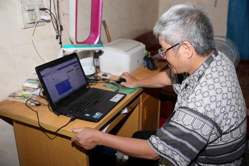 Ông Sầm Văn Bình nghiên cứu và thiết kế thành công 5 font chữ Thái cài đặt để đánh chữ Thái trên máy tính. Ảnh: Bích Huệ Ông Sầm Văn Bình nghiên cứu và thiết kế thành công 5 font chữ Thái cài đặt để đánh chữ Thái trên máy tính. Ảnh: Bích Huệ