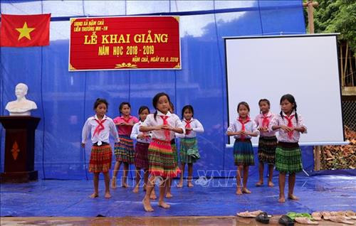 Dù khó khăn tới trường, nhưng các em vẫn hồn nhiên múa hát trong Lễ khai giảng năm học mới. Ảnh: Việt Hoàng – TTXVN Dù khó khăn tới trường, nhưng các em vẫn hồn nhiên múa hát trong Lễ khai giảng năm học mới. Ảnh: Việt Hoàng – TTXVN