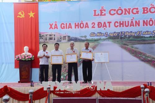 UBND tỉnh Sóc Trăng tặng bằng khen cho cá nhân có thành tích xuất sắc trong thực hiện nhiệm vụ Chương trình mục tiêu Quốc gia về xây dựng nông thôn mới. Ảnh: Hoài Thu - TTXVN UBND tỉnh Sóc Trăng tặng bằng khen cho cá nhân có thành tích xuất sắc trong thực hiện nhiệm vụ Chương trình mục tiêu Quốc gia về xây dựng nông thôn mới. Ảnh: Hoài Thu - TTXVN