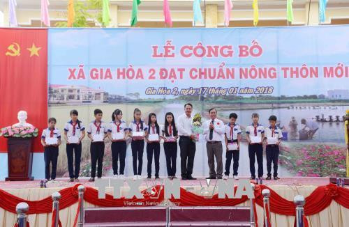 Tặng quà cho học sinh nghèo hiếu học. Ảnh: Hoài Thu - TTXVN Tặng quà cho học sinh nghèo hiếu học. Ảnh: Hoài Thu - TTXVN