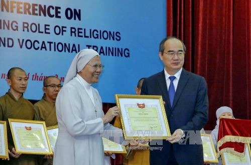 Đồng chí Nguyễn Thiện Nhân, Ủy viên Bộ Chính trị, Chủ tịch UBTƯ MTTQ Việt Nam trao tặng Bằng khen của UBTƯ MTTQ Việt Nam cho các cá nhân, tập thể có thành tích xuất sắc trong các hoạt động bảo trợ xã hội và dạy nghề nhiều năm qua. Ảnh: Thế Anh - TTXVN