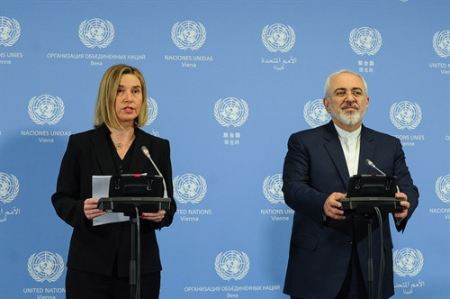 Cao ủy EU phụ trách chính sách an ninh và đối ngoại Federica Mogherini (trái) và Ngoại trưởng Iran Javad Zarif trong buổi lễ công bố thỏa thuận Kế hoạch hành động toàn diện chung (JCPOA) chính thức được thực thi, tại Vienna, Áo ngày 16/1. THX/ TTXVN