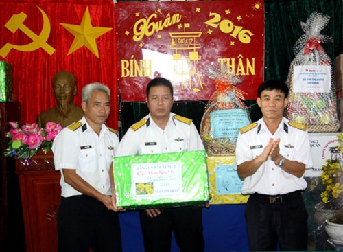 Đại tá Tô Văn Thư, Phó Tham mưu trưởng, Bộ Tư lệnh vùng 2 Hải quân tặng quà tết cho cán bộ, chiến sỹ Nhà giàn DK1/17 Đại tá Tô Văn Thư, Phó Tham mưu trưởng, Bộ Tư lệnh vùng 2 Hải quân tặng quà tết cho cán bộ, chiến sỹ Nhà giàn DK1/17