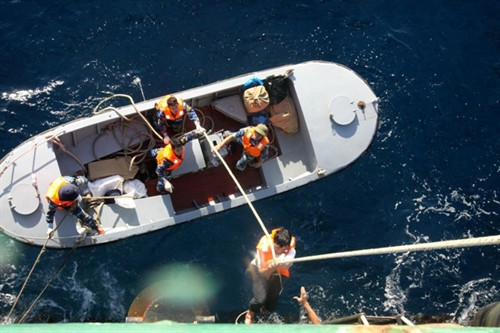 Sóng biển to, gió mạnh, những người dưới thuyền phải đu dây mới lên được Nhà giàn DK1/17 Sóng biển to, gió mạnh, những người dưới thuyền phải đu dây mới lên được Nhà giàn DK1/17