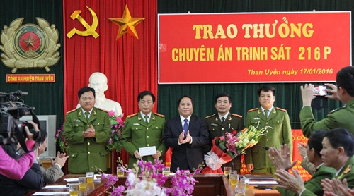 Lãnh đạo tỉnh Lai Châu thưởng “nóng” Ban chuyên án bắt giữ đối tượng buôn lậu 10 bánh Heroin. Ảnh: TTXVN Lãnh đạo tỉnh Lai Châu thưởng “nóng” Ban chuyên án bắt giữ đối tượng buôn lậu 10 bánh Heroin. Ảnh: TTXVN