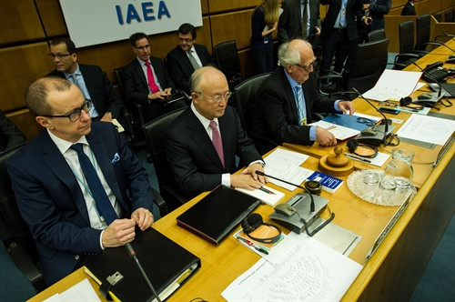 Trong ảnh (tư liệu): Tổng Giám đốc IAEA Yukiya Amano (giữa) tại một phiên họp của Ban Giám đốc IAEA ở Vienna, Áo ngày 15/12/2015. THX/ TTXVN