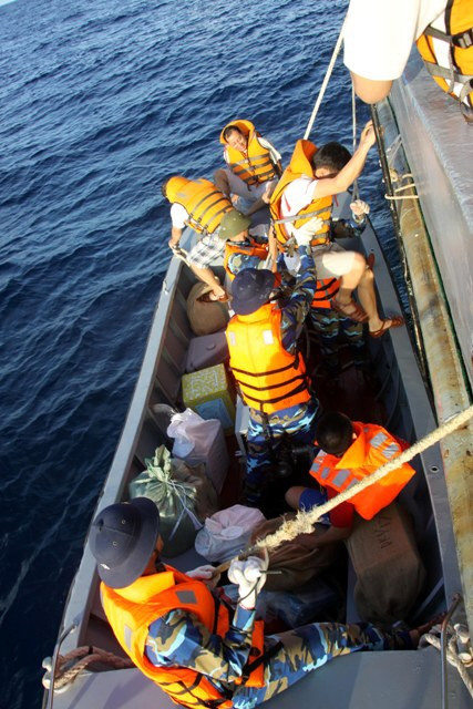 Với sự giúp sức của các chiến sỹ hải quân, lần lượt từng người cũng lên được Nhà giàn DK1/17 Với sự giúp sức của các chiến sỹ hải quân, lần lượt từng người cũng lên được Nhà giàn DK1/17