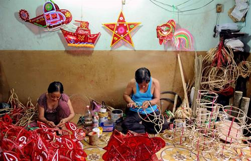 Các sản phẩm lồng đèn khá đa dạng về mẫu mã, được trang trí bắt mắt. Một công đoạn sản xuất lồng đèn. Người thợ phải sáng tạo, khéo léo trong từng chi tiết để cho ra đời một sản phẩm hoàn thiện. Người thợ phải sáng tạo, khéo léo trong từng chi tiết để cho ra đời một sản phẩm hoàn thiện. Gia đình ông Nguyễn Đức Thắng (đường Trịnh Đình Trọng, quận 11) là 1 trong số ít gia đình vẫn còn gắn bó với nghề. Ông Nguyễn Đức Thắng, người có gần 30 năm tuổi nghề làm lồng đèn truyền thống.