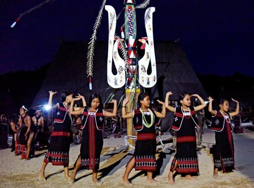 Những bé gái Cơ Tu múa điệu Da dă trong đêm hội. Những bé gái Cơ Tu múa điệu Da dă trong đêm hội.