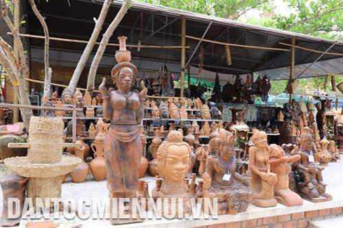 Sản phẩm gốm Bàu Trúc mang đậm nét văn hóa dân tộc Chăm. Ảnh: Thành Đạt