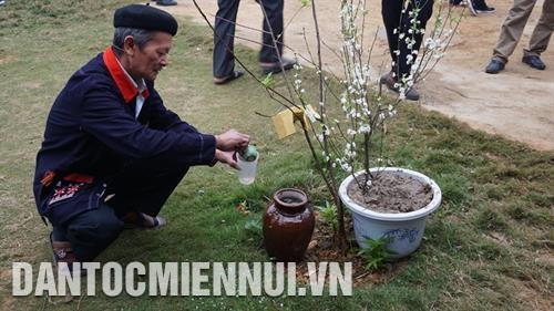 Lấy nước giếng trời để về cúng tổ tiên trong ngày Tết. Ảnh: Nam Sương