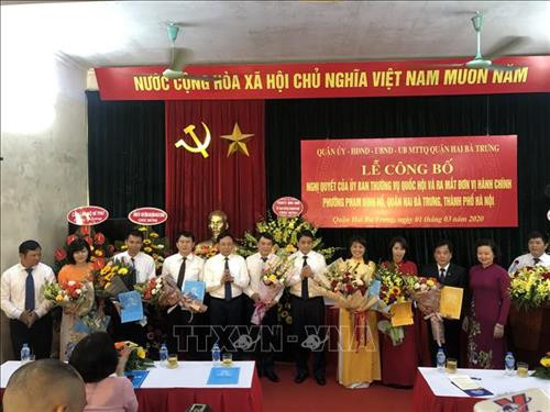 Ra mắt bộ máy lãnh đạo mới của phường Phạm Đình Hổ. Ảnh: Phương Anh-TTXVN