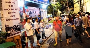 Khách du lịch trong khu phố cổ. (Ảnh: Minh Đức/TTXVN)