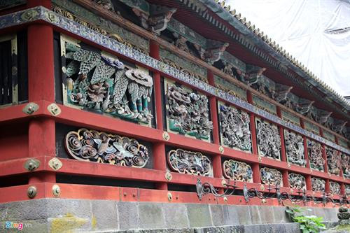 Nói đến Nikko, người hiểu lịch sử Nhật Bản liền nghĩ ngay đến Nikko Toshogu, một đền đài nguy nga nhất của xứ Phù Tang được UNESCO công nhận là di sản văn hoá thế giới vào năm 1999. Đường vào đền Nikko Toshogu vắt ngang con sông Daiya, với cây cầu Thần gỗ cong (Shin kyo) sơn son đẹp mắt, giống như cầu Thê Húc ở Hồ Gươm, Hà Nội. Đây là một trong 3 cây cầu đẹp nhất Nhật Bản. Nikko được ví như viên đá quý, bởi vẻ đẹp tự nhiên và vẻ đẹp kiến trúc Nhật Bản. Kiến trúc điện thờ vô cùng sắc sảo. Các nhà sử học ước lượng rằng để hoàn tất kiến trúc đền thờ Toshogu tốn khoảng 40 tỷ yen vào thời điểm ngày nay (8.547 tỷ đồng). Đền chùa Nikko là tên gọi chung của quần thể đền, chùa cổ nổi tiếng ở thành phố Nikko, tỉnh Tochigi. Dân địa phương thường gọi quần thể này là "hai đền một chùa", bởi quần thể gồm hai đền thờ Thần đạo Nikko Tosho-gu (đền Futarasan) và một ngôi chùa Phật giáo là chùa Rinno. 5 kiến trúc của đền Nikko Toshogu đã được Nhật Bản xếp vào hàng quốc bảo, và ba kiến trúc khác là tài sản văn hóa trọng yếu. Lăng mộ đền thờ của tướng quân Tokugawa được thiết kế tạo ra được một không gian rất trang nghiêm. Lối vào cổng chính rộng rãi, đường trải đá nhỏ màu xám, những rặng thông cao vút tạo ra một không gian uy nghi, thanh tịnh. Đại lộ những cây tuyết tùng được trồng xếp hàng dài ngay ngắn nằm ở hai bên vệ đường, được gọi là Sugi. Sau khi tướng quân Tokugawa Ieyasu chết năm 1616, Masatsuna Matsudaira đã xây dựng đền Nikko Toshogu, và ông bắt đầu trồng cây tuyết tùng Nhật Bản dọc theo con đường chính dẫn đến Nikko. Người ta ước tính có khoảng 200.000 cây tuyết tùng được trồng trong dịp này. Số lượng cây giảm đi rất nhiều và hiện nay chỉ còn 13.000 cây. Ðông Chiêu Cung - Toshogu - là tên gọi của đền thờ tướng quân Shogun Tokugawa Ieyasu - Ðức Xuyên Gia khang. Ông mất vào năm 1616 và con trai ông đã chọn Nikko làm nơi xây dựng đền thờ. Hơn 4 triệu người thợ làm trong trong 1 năm rưỡi để hoàn thiện cụm đền thờ có kiến trúc vô cùng sắc sảo này. Tổ hợp kiến trúc là điểm tuyệt vời trong số các tuyệt tác kiến trúc Nhật Bản thể hiện lối trang trí sang trọng và tinh tế. Kiến trúc đền thờ Toshogu để lại cho người sau cả một kho tàng về triết lý nhân sinh. Các hình ảnh khỉ đã được nhân cách hóa mô tả về đời sống con người. Một trong số đó có bức đặc biệt nhất khắc 3 chú khỉ, có tên từng chú khỉ là Kikazaru (bịt tai), Mizaru (bịt mắt) và Iwazaru (bịt miệng). Ba chú khỉ với vẻ mặt ngộ nghĩnh là hình tượng người Nhật Bản biểu đạt triết lý nhà Phật dạy rằng không nghe điều bậy, không nhìn điều bậy, không nói điều bậy. Bức khắc này của nghệ nhân Hidari Jingoro nổi tiếng từ thế kỉ 17. Hiện đền cũng là nơi những gia đình quyền quý tổ chức lễ thành hôn. Hàng năm đền thờ tướng quân Tokugawa - nơi được mệnh danh là ”Di Hòa Viên” của Nhật Bản, thu hút hàng trăm ngàn lượt khách du lịch.