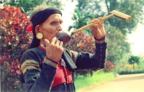 Nghệ nhân K' Ngân thôi kèn Rlet Nghệ nhân K' Ngân thôi kèn Rlet