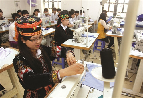 Con em đồng bào dân tộc được học nghề, giới thiệu việc làm.