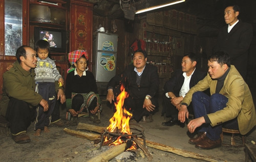 Ông Giàng A Thào (giữa) Bí thư huyện ủy Trạm Tấu luôn thăm hỏi, động viên đồng bào thực hiện đúng chủ trương, chính sách của Đảng, Nhà nước.