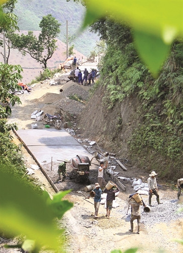 Hệ thống giao thông liên xã, bản được đầu tư xây dựng.