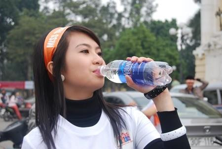 Mùa lạnh vẫn cần bổ sung nước cho cơ thể. Mùa lạnh vẫn cần bổ sung nước cho cơ thể.