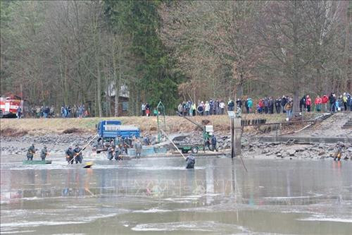 Ngày hội đánh bắt cá chép tại hồ Drahotínský Rybnik ở Plzeň. Ảnh: Hồng Kỳ - TTXVN Ngày hội đánh bắt cá chép tại hồ Drahotínský Rybnik ở Plzeň. Ảnh: Hồng Kỳ - TTXVN