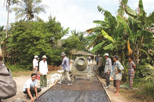 Làm đường giao thông ở ấp Hòa Út, xã Định Hòa. Ảnh: Lê Sen