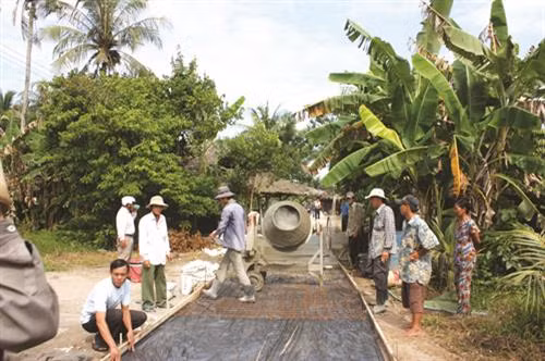 Làm đường giao thông ở ấp Hòa Út, xã Định Hòa. Ảnh: Lê Sen