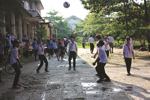 Giờ vui chơi của học sinh Trường tiểu học Định Hòa 2, xã Định Hòa. Ảnh: Lê Sen