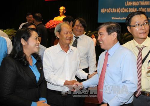 Chủ tịch UBND Thành phố Hồ Chí Minh Nguyễn Thành Phong với các đại biểu tại buổi gặp gỡ. Ảnh: Thanh Vũ - TTXVN