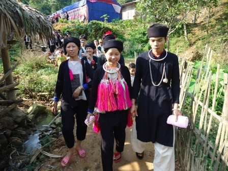 Yếm trắng của người Dao Họ nổi bật trên nền trang phục chàm. Ảnh: Minh Tú