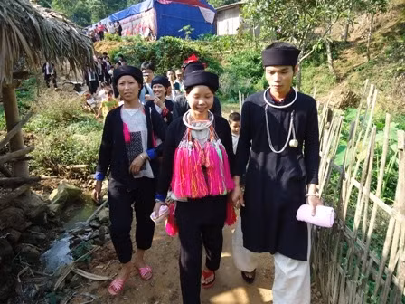 Yếm trắng của người Dao Họ nổi bật trên nền trang phục chàm. Ảnh: Minh Tú